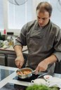Gebratener Bachsaibling mit Bärlauchkruste und Tomatenrisotto